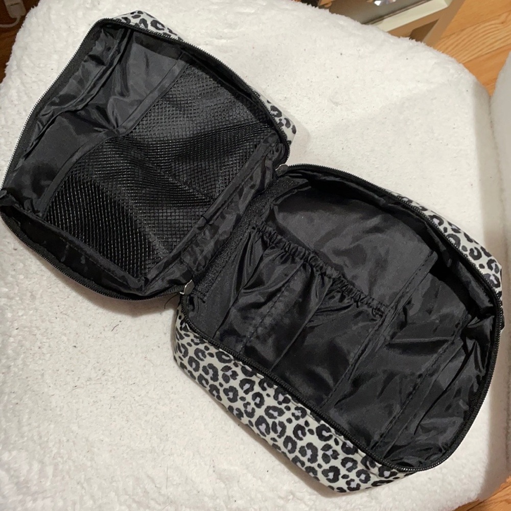 NWOT Leopard zip up travel cosmetic case